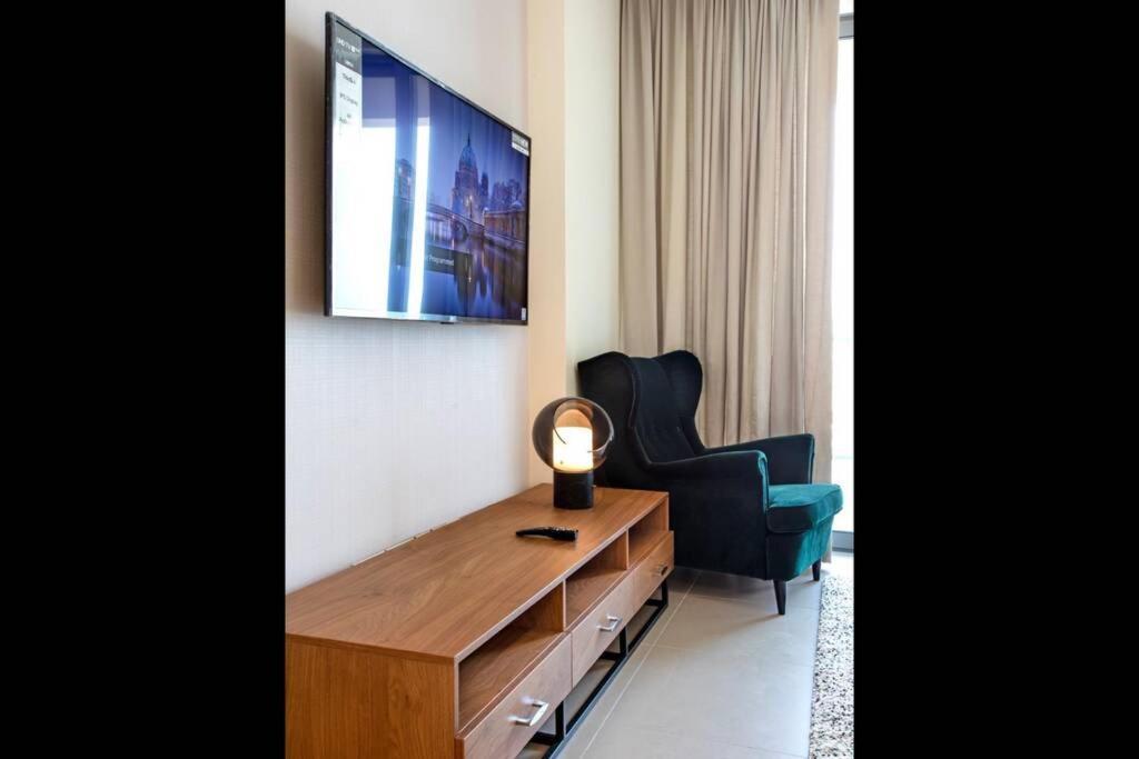 A Luxury Aprt 2 Bedrooms Balcony With Wonderful View Mall Access Hi Speed Wifi Beach Access & Much More For Family Only Samaheej Exterior foto
