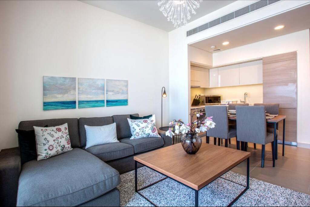 A Luxury Aprt 2 Bedrooms Balcony With Wonderful View Mall Access Hi Speed Wifi Beach Access & Much More For Family Only Samaheej Exterior foto